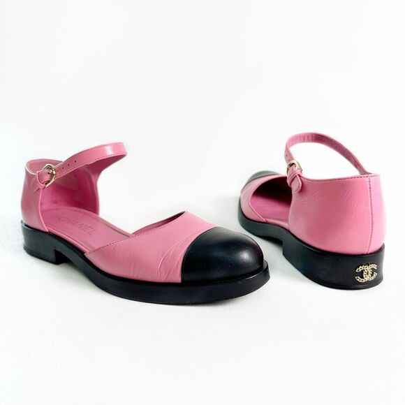 CHANEL Shoes - CHANEL 2023 Pink Black Mary Jane Leather CC Logo Flats Size 38 Cap Toe D’Orsay